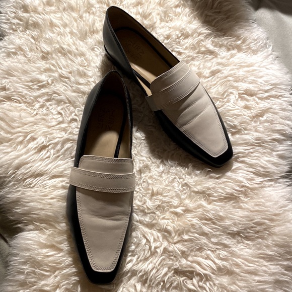 Lowest price!! Two tone leather loafer by Naturalizer. size 8.5 - Picture 2 of 6